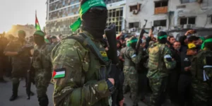 صاحب “خطة الجنرالات”: حماس حققت أهدافها وستجعلنا نزحف حتى نرى أسرانا