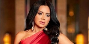 رانيا يوسف بعباءة عبلة كامل