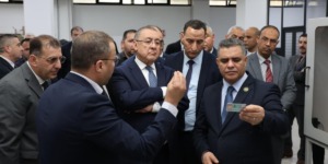 وزير الداخلية التونسي يزور مديرية إنتاج السندات لتعزيز التعاون