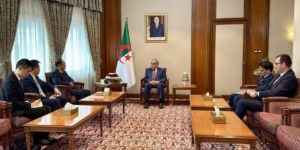 الوزير الأول يستعرض مع السفير الصيني أوجه التعاون والشراكة بين البلدين