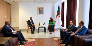 منصوري تبحث سبل تعزيز العلاقات مع سفراء الموزمبيق وزيمبابوي وممثل الصليب الأحمر