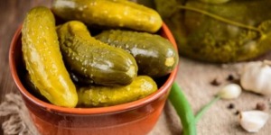 5 أضرار لتناول المخللات في رمضان.. احذرها