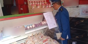 شرطة القرارة تنظم خرجة ميدانية للوقوف علي مدى احترام التجار لشروط النظافة