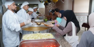 مزوغ يشارك الطلبة والأطباء في اختيار وجبات المطاعم الجامعية خلال رمضان