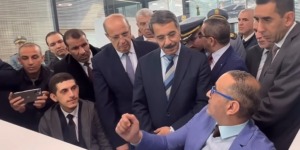 وزير المالية يعاين مكاتب الصرف بمطار وميناء وهران