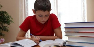 متى تتركين طفلك يُراجع دروسه بمفرده؟