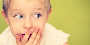 كيف نتعامل مع كلام الطفل السيء؟