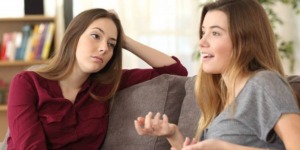 كيف تمنعين تدخل صديقتك في شؤونك الأسرية؟