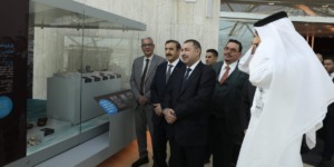 وزير النقل يقوم بزيارة ميدانية لميناء حمد القطري