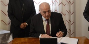 عطاف يوقع باسم الحكومة الجزائرية على سجل التعازي إثر وفاة البابا فرنسيس