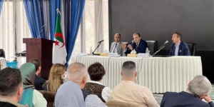 رزيق يشرف على تسليم وثائق التوطين البنكي لمتعاملين اقتصاديين