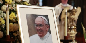 سفير صهيوني سابق في إيطاليا يدعو لعدم المشاركة بجنازة البابا