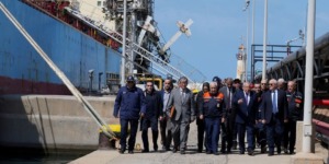 حشيشي يعاين عمليات الشحن والتفريغ بميناء الجزائر ويؤكد على التزام معايير السلامة