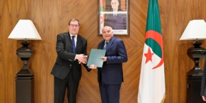 عطاف يستقبل أوراق اعتماد سفراء جدد لتعزيز التعاون الدولي