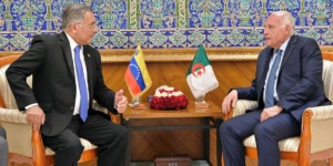 سفير فنزويلا البوليفارية يُؤدي زيارة وداع لوزير الخارجية