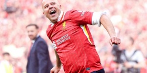 سلوت يُكرّم كلوب في التفاتة رائعة