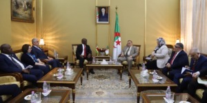  وزير العدل يستقبل قاضي القضاة ورئيس المحكمة العليا والدستورية لجمهورية زمبابوي