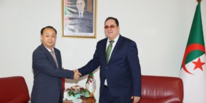 وزير الاتصال يستقبل سفير جمهورية الصين الشعبية بالجزائر