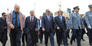 سعيود يعاين ميناء بجاية ويأمر بتحويل نشاط شحن الخشب لتخفيف الضغط وتحسين الأداء