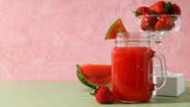 عصير البطيخ والفراولة