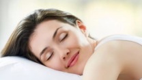 كيف يؤثر النوم على جمال البشرة