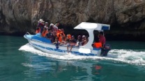 الجولات عبر القوارب البحرية.. متعة للمصطافين ومصدر دخل للشباب