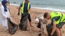 وهران.. انطلاق حملة تنظيف الشواطئ من الطحالب البحرية