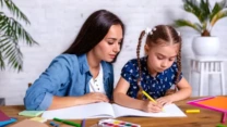 كيف تُقنع الأم ابنها بالقيام بالواجبات المدرسية؟