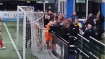 إلغاء مباراة بعد اعتداء اللاعبين على الجماهير